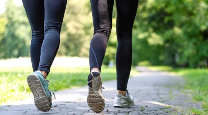 Kadang Suka Bikin Sakit Perut, Bolehkan Jalan Kaki Setelah Makan?