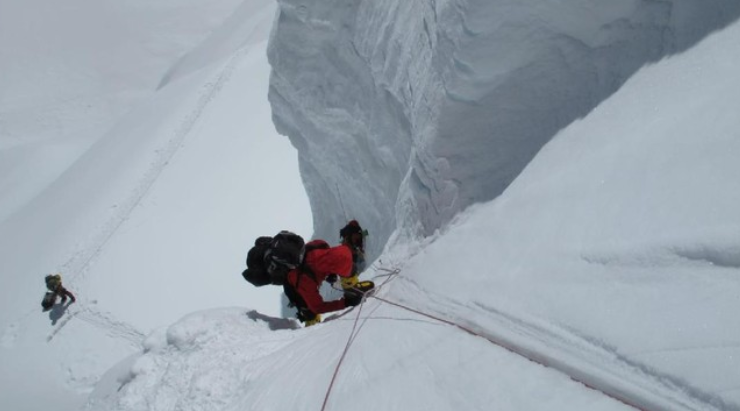 Wanita Nepal Cetak Rekor Baru Pendaki Everest Tercepat di Dunia