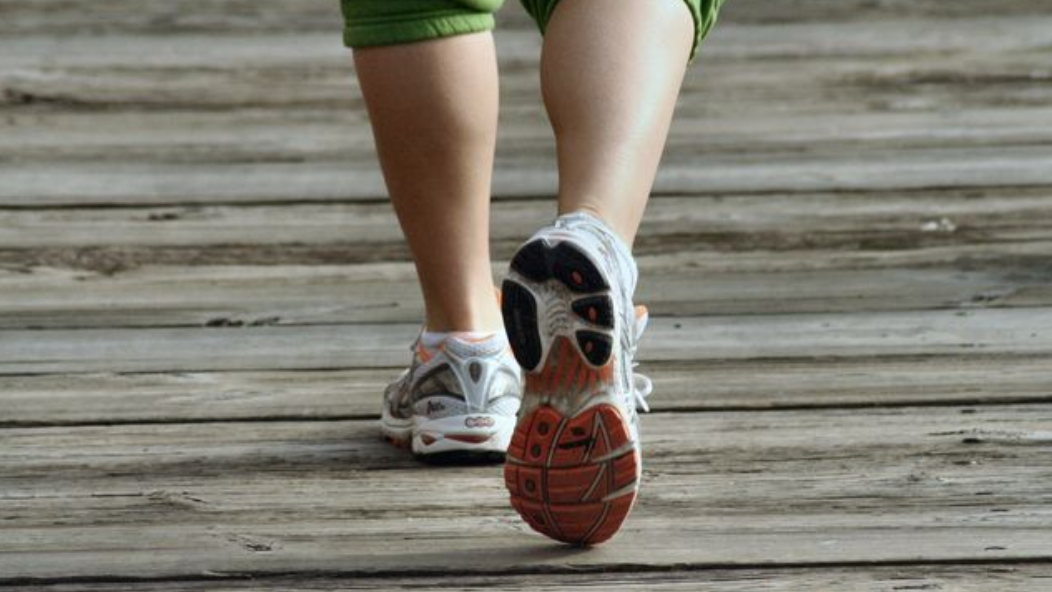 Joging di Tempat 10 Menit vs Jalan Kaki 45 Menit, Mana yang Lebih Oke?