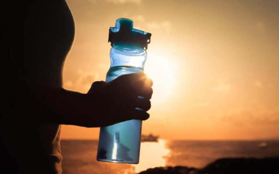 Agar Tak Jadi Sarang Kuman, Berapa Kali Harus Cuci Botol Minum?